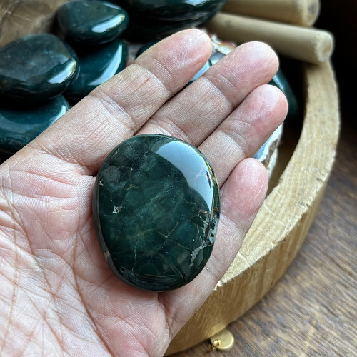 Le jaspe héliothrope est un protecteur, un guérisseur et un talisman à tenir fermement tout au long de la vie.