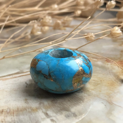 Perle en pierre véritable avec un large trou pour création de bijoux.