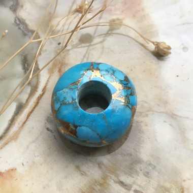 Perle en pierre véritable avec un large trou pour création de bijoux.