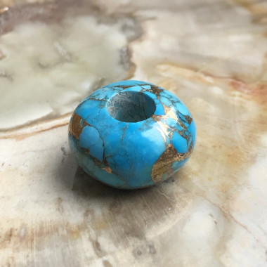 Perle en pierre véritable avec un large trou pour création de bijoux.