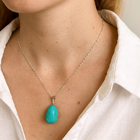 Véritable turquoise montée en pendentif sur chaîne