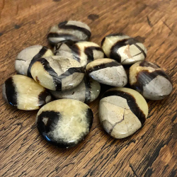 Galet de pierre septaria