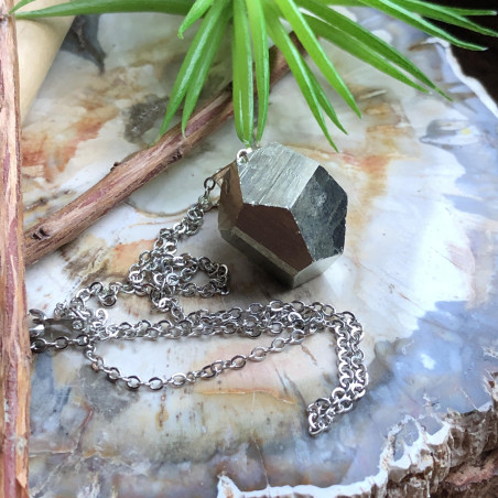 Pendentif sur chaîne avec une pierre de Pyrite pyritohedron