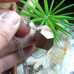 Pendentif sur chaîne avec une pierre de Pyrite pyritohedron