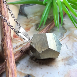 Pendentif sur chaîne avec une pierre de Pyrite pyritohedron