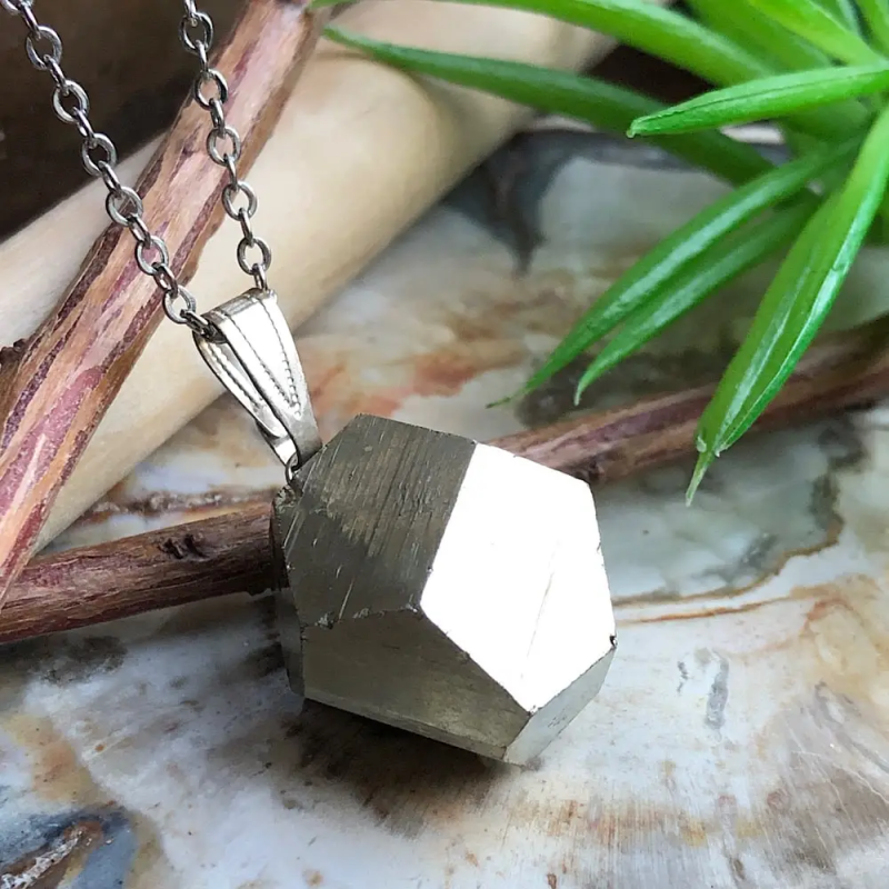 Pendentif sur chaîne avec une pierre de Pyrite pyritohedron