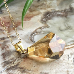 Pendentif biterminé en pierre de citrine sur cordon