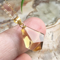 Pendentif biterminé en pierre de citrine sur cordon
