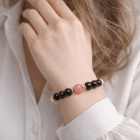 Calcédoine, tourmaline noire et Rodhochrosite