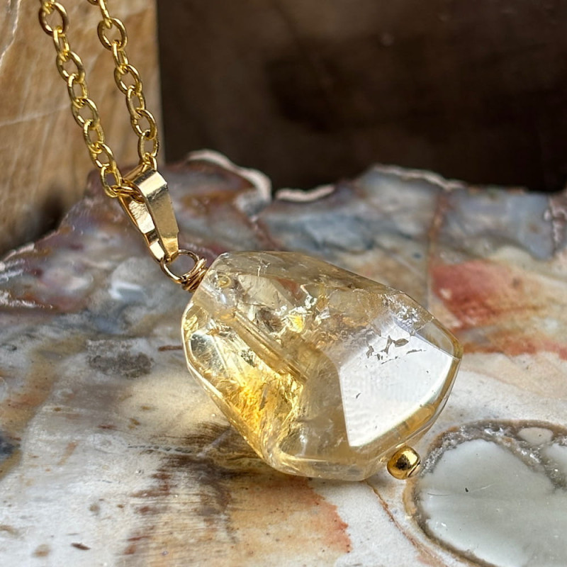 Pendentif en pierre de citrine sur cordon