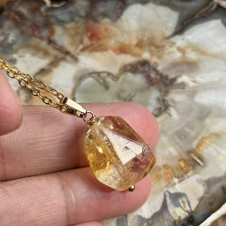 Pendentif en pierre de citrine sur cordon