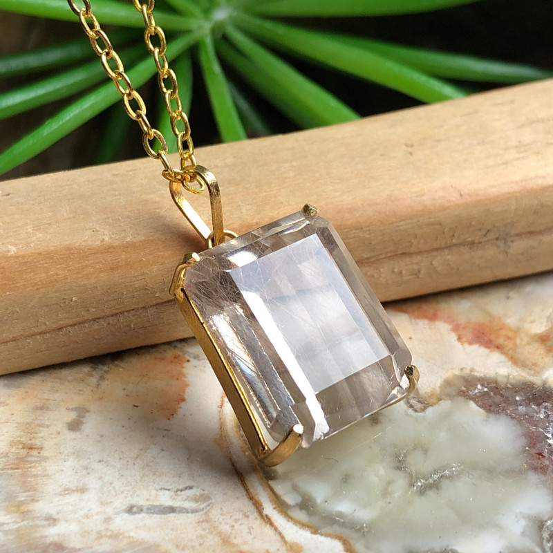 Quartz rutile, Pendentif pierre taillée sur chaîne plaquée or