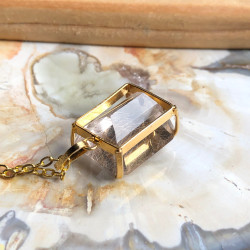Quartz rutile, Pendentif pierre taillée sur chaîne plaquée or