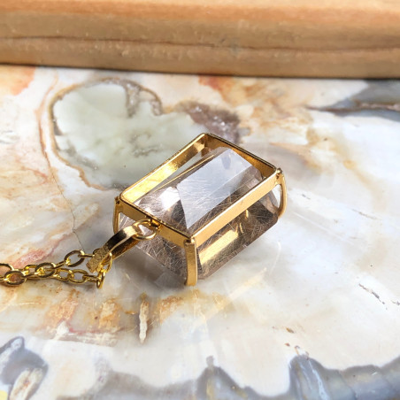 Quartz rutile, Pendentif pierre taillée sur chaîne plaquée or