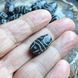 Agate noire mate, 2 perles sculptées