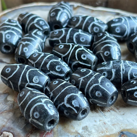 Agate noire mate, 2 perles sculptées