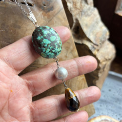 Turquoise, biwa et œil de tigre, Pendentif création originale sur chaine