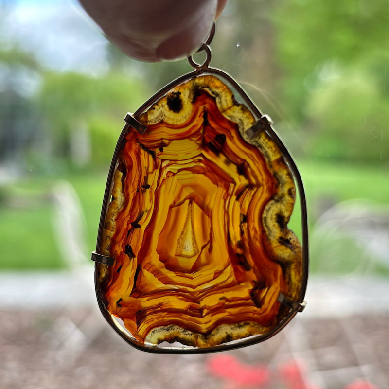 Tranche d’agate cerclée, Pendentif plaqué or