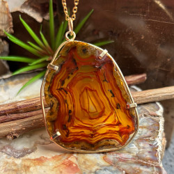 Tranche d’agate cerclée, Pendentif plaqué or