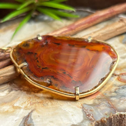 Tranche d’agate cerclée, Pendentif plaqué or
