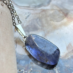 Cordiérite, Pendentif pierre roulée