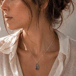Cordiérite, Pendentif pierre roulée