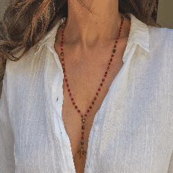 Sautoir chapelet en corail bambou et œil de tigre avec croix en œil de tigre – bijou artisanal en pierres naturelles.