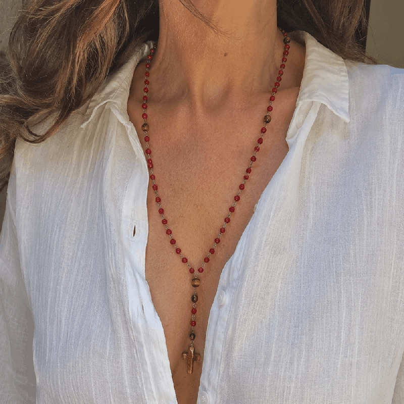 Sautoir chapelet en corail bambou et œil de tigre avec croix en œil de tigre – bijou artisanal en pierres naturelles.