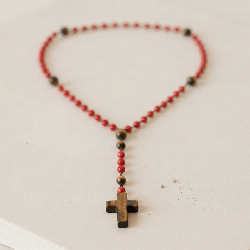 Sautoir chapelet en corail bambou et œil de tigre avec croix en œil de tigre – bijou artisanal en pierres naturelles.