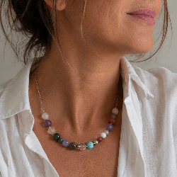 Collier de la collection Mahalo soigneusement réalisés à la main avec de véritables pierres semi-précieuses et des finitions e a