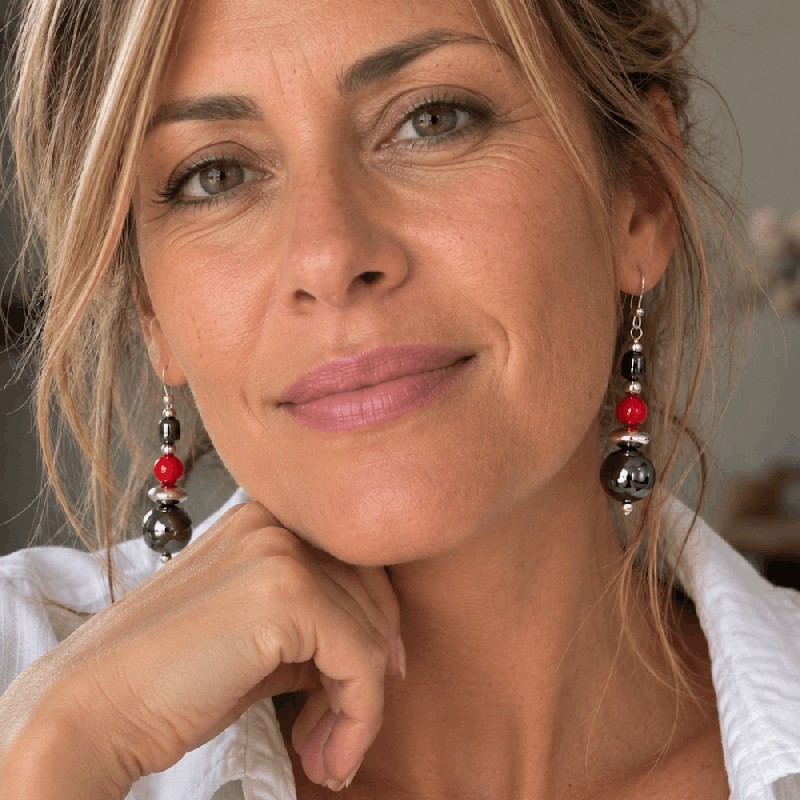 Boucles d'oreilles en hématite et corail gorgone.