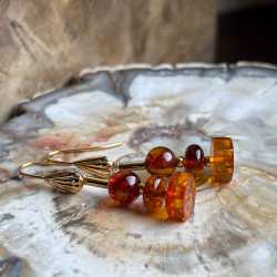 Boucles d’oreilles en ambre naturel aux nuances miel et cognac avec apprêts plaqué or
