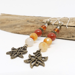 Boucles d’oreilles en cornaline, ambre et agate avec apprêts bronze et crochets argent 925