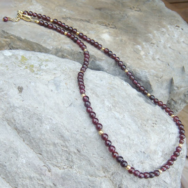 Collier grenat