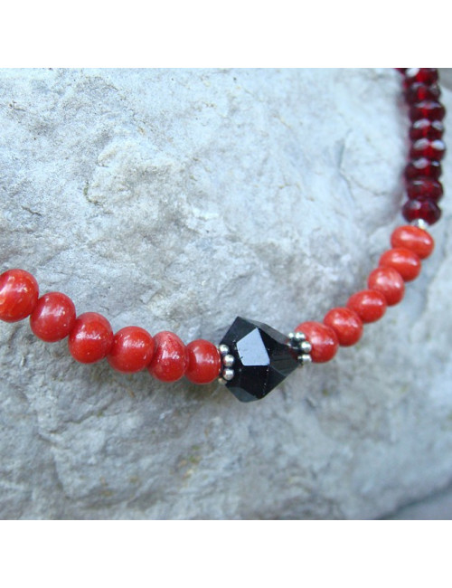 Collier chaîne grenat, corail et onyx