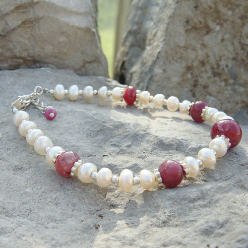 Bracelet en perles biwa et véritable rubis