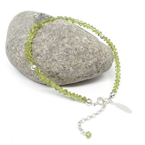 Bracelet fin en péridot, breloque feuille