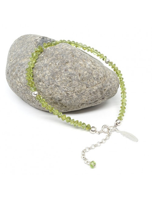 Bracelet fin en péridot, breloque feuille