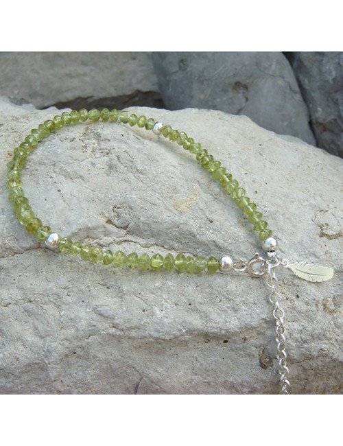 Bracelet fin en péridot, breloque feuille