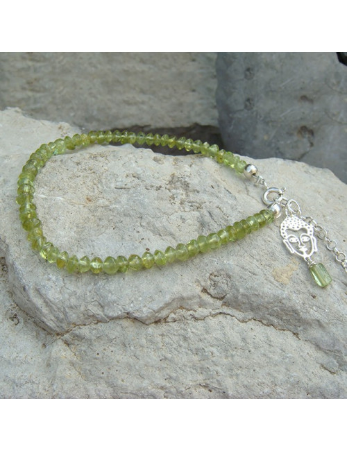 Bracelet fin en péridot, breloque bouddha