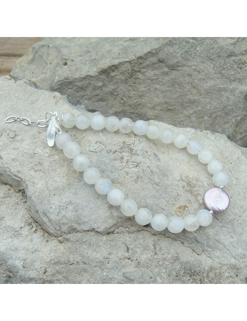 Bracelet pierre de lune et perle biwa, breloque plume d'aigle