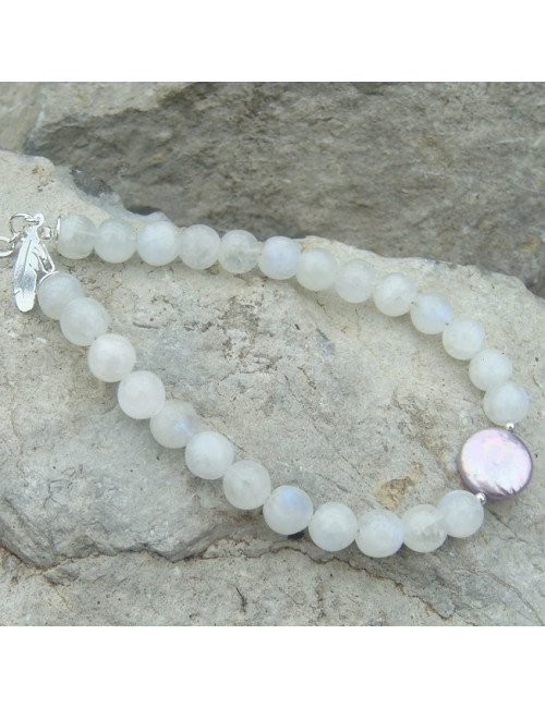 Bracelet pierre de lune et perle biwa, breloque plume d'aigle