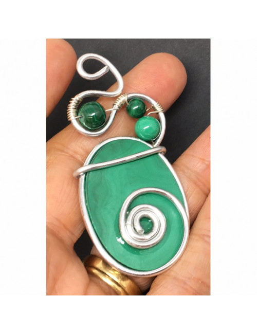 Pendentif malachite cabochon et perles  et fil aluminium