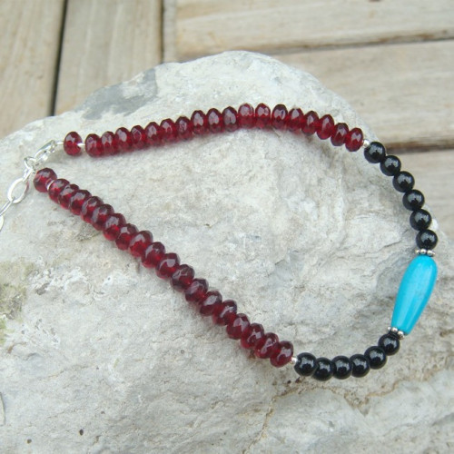 Bracelet grenat, onyx et turquoise, breloque "ancre"