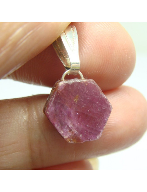Rubis monté en pendentif