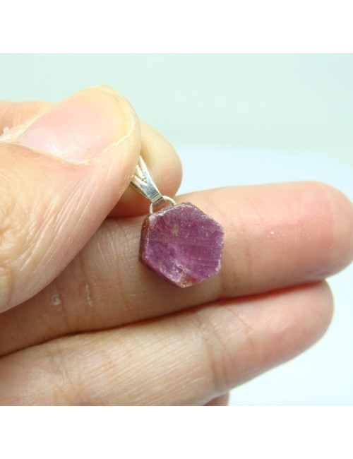 Rubis monté en pendentif