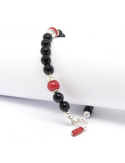 Onyx facetté et corail rouge, bracelet