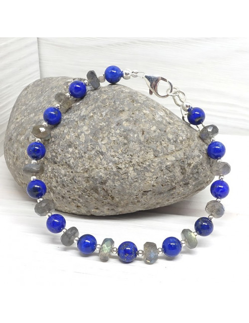 Lapis lazuli est la pierre de l'amitié et de vérité.
