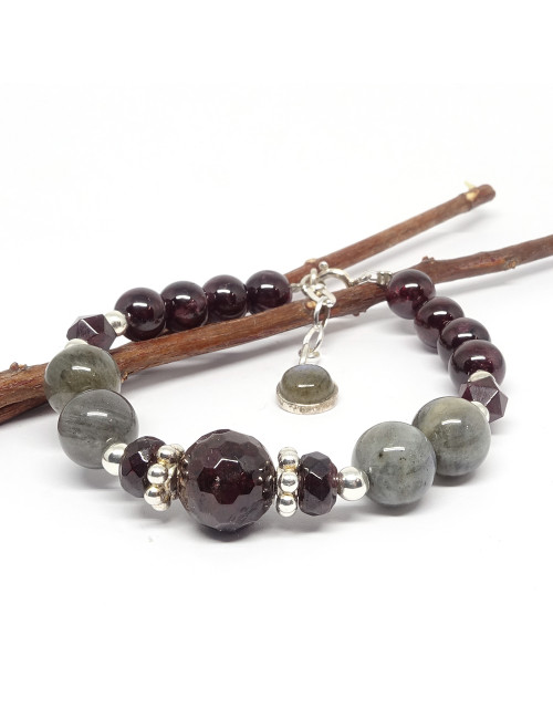 Création originale en pierre de grenat et labradorite 8, 10 et 12 mm monté avec de l'argent 925 millième.