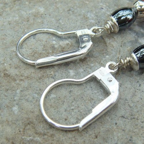 Boucles d'oreilles en hématite et corail gorgone.